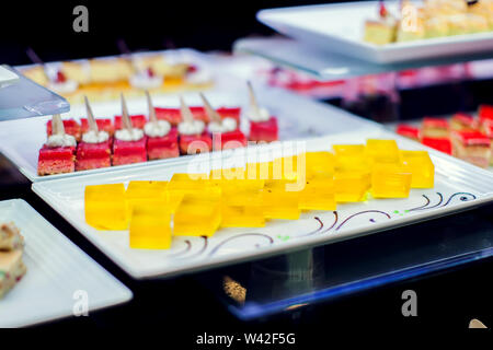 Close up Dessert Gebäck Kuchen im Hotel. Frischen bunten süßen Beeren Desserts, wunderschöne in Ägypten eingerichtet Stockfoto