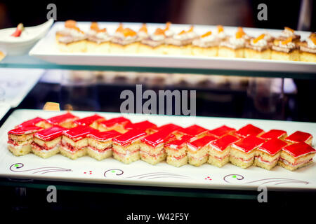 Close up Dessert Gebäck Kuchen im Hotel. Frischen bunten süßen Beeren Desserts, wunderschöne in Ägypten eingerichtet Stockfoto