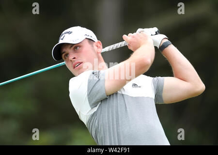 England's Thomas Thurloway Stücke weg der 5 am Tag zwei der Open Championship 2019 im Royal Portrush Golf Club. Stockfoto