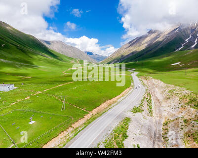 Georgische Armee Straße durch hohe malerische Berge, schöne Landschaft umgeben von Georgien, Kaukasus Stockfoto