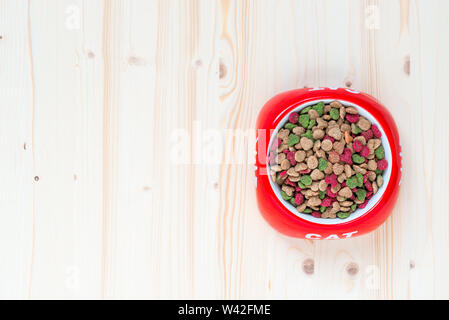 Blick von oben auf eine Schüssel mit katzentrockenfutter, Platz links Stockfoto