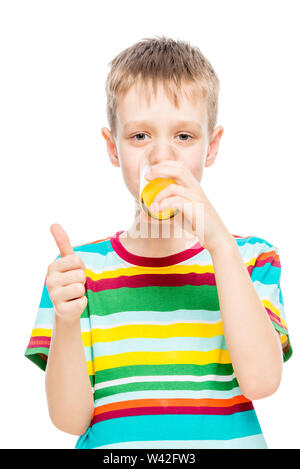 Baby trinken Saft von Orangen auf weißem Hintergrund Stockfoto