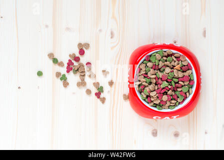 Katze Napf mit Trockenfutter Top View close-up Stockfoto