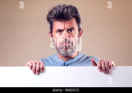 Junger Mann Porträt überrascht. Emotionen und Personen Konzept Stockfoto
