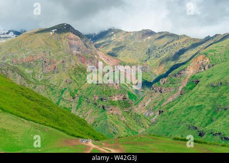 Schönen hohen Bergen des Kaukasus in Georgien auf die georgische Armee Straße Stockfoto