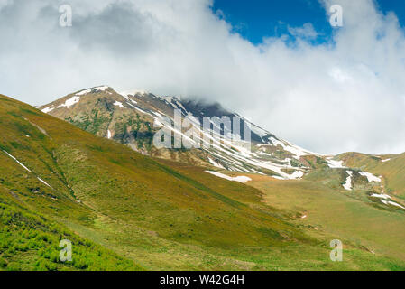 Kaukasus, Georgien. Schnee auf den Gipfeln der Berge im Juni, schöne Natur Stockfoto