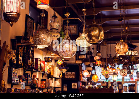 Traditionelle orientalische Lampen arabische Lampen Hintergrund. Stockfoto