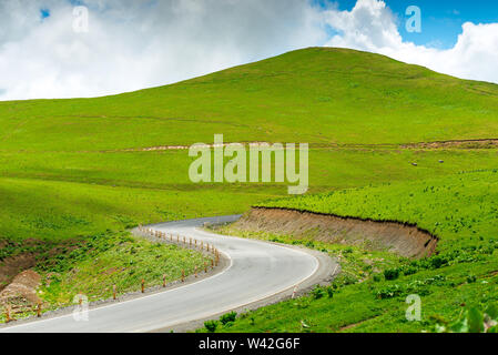 Wicklung automotive Georgian Military Road in einem malerischen Ort im Kaukasus, Georgien Landschaft Stockfoto