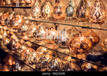 Traditionelle orientalische Lampen arabische Lampen Hintergrund. Stockfoto