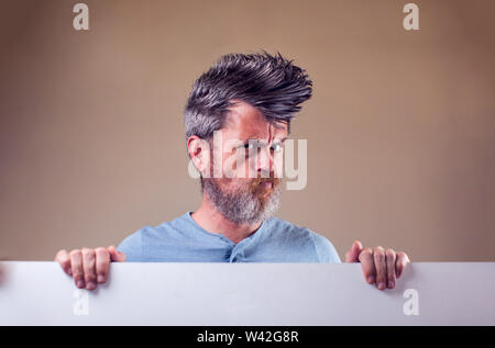 Closeup Portrait von einem erwachsenen Mann mit Bart und Irokesen. Menschen und Emotionen Konzept Stockfoto