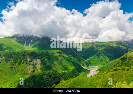 Schöne Cumuli über die Schlucht und hohen Bergen des Kaukasus in Georgien Stockfoto