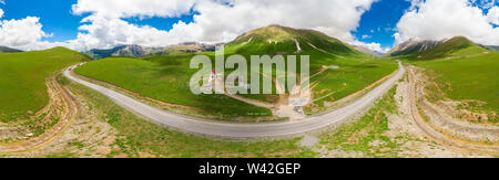 Wicklung georgische Armee Straße durch die Berge Landschaft Panorama von Georgia umgeben Stockfoto