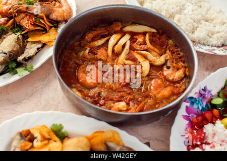 Verschiedene Arten von Sea Food Gerichte in Platten auf dem Tisch Stockfoto