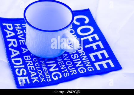 Kaffeetasse auf Blau Tischset. Stockfoto