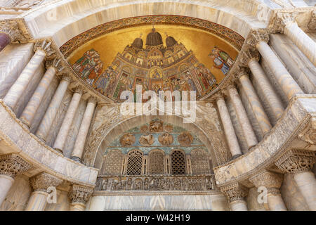 Blick auf Mosaiken in Bögen der Kathedrale St Mark's Basilika, Markusplatz, Venedig, Italien Stockfoto
