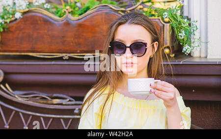 Sommer mode Schönheit. Treffen im Cafe. Guten Morgen. Frühstück Zeit. Kaffee am Morgen. Warten auf Datum. stilvolle Frau in Gläsern trinken Kaffee. Mädchen im Cafe entspannen. Business Lunch. Morgen Inspiration. Stockfoto