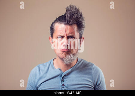 Ein Porträt der Mann mit Bart und Haare auf braunem Hintergrund Stockfoto
