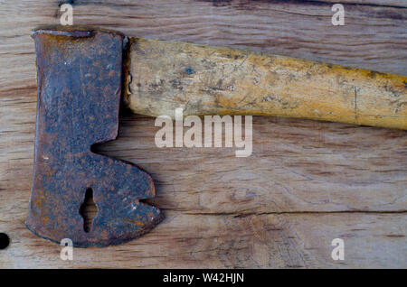 Vintage ax auf einem alten Holzbrett gelegt. Ein typisches Werkzeug, die möglicherweise nicht auf irgendwelche alten Cottage verpasst werden. Stockfoto