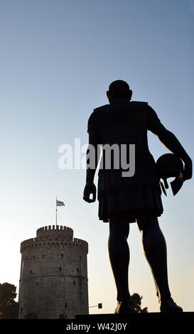 Silhouette von Philipp II. von Makedonien und Weißen Turm in Thessaloniki, Griechenland Stockfoto