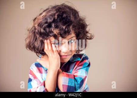 Kind Zahnschmerzen. Closeup Portrait Junge mit empfindlichen Zahn weh. Negative menschliche Emotion, Medizin, Gesundheitswesen Konzept Stockfoto