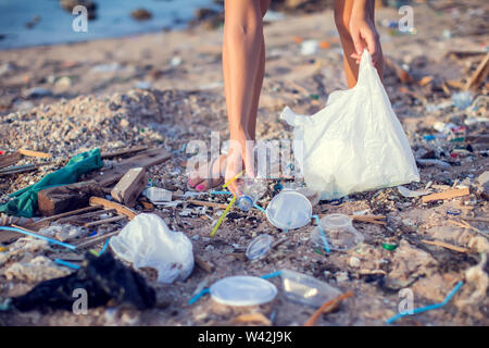 Frau sammeln Müll am Strand. Umweltschutz Konzept Stockfoto