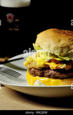 Nahaufnahme eines Hamburgers in einem weißen Teller mit verschwommen Hintergrund Stockfoto