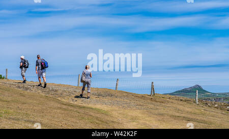 Wanderer Wandern rund um Ramsey Insel RSPB Nature Reserve Stockfoto