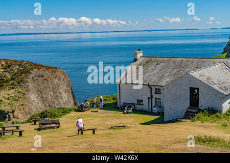 Touristen genießen Sie Erfrischungen an der Farm House Café auf Ramsey Insel RSPB Nature Reserve Stockfoto