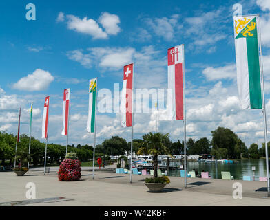 Jorizontal Blick auf Fahnen und Banner der Schweiz und Thurgau und Kreuzlingen im Hafen von Kreuzlingen Stockfoto