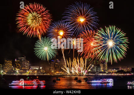 Festlich bunten Feuerwerk leuchtet der Himmel über der Stadt bei Nacht Szene für Holiday Festival und Feier Hintergrund Stockfoto