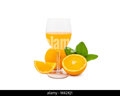 Ein Glas frischen Orangensaft und Gruppe von frischem Orange Früchte mit grünen Blättern, auf weißem Hintergrund, Beschneidungspfade gehören. Obst Produkt d Stockfoto