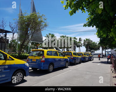 PATTATA, THAILAND - Juni 29: blau gelb Taxi-m cab Parken auf den Parkplätzen Seite des Central Festival Pattaya Beach Shopping Store auf den Juni Stockfoto