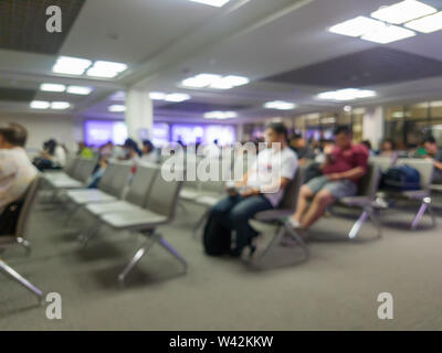 Abstrakte Unschärfe der Passagiere am Flughafen Gate für Boarding Time warten Sitzen Stockfoto