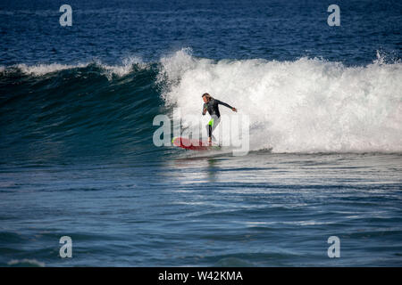 Surfen in Australien, man surft auf einem wintertag am nördlichen Strände von Sydney, Australien Stockfoto