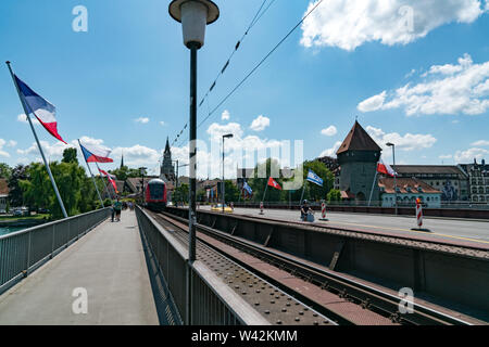 Konstanz, BW/Deutschland - vom 14. Juli 2019: Ansicht der Sternenplatz Brücke über den Rhein in Konstanz mit einem Zug vorbei Stockfoto