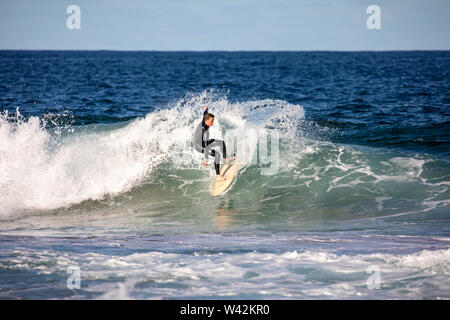 Surfen in Australien, man surft auf einem wintertag am nördlichen Strände von Sydney, Australien Stockfoto