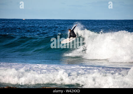 Surfen in Australien, man surft auf einem wintertag am nördlichen Strände von Sydney, Australien Stockfoto