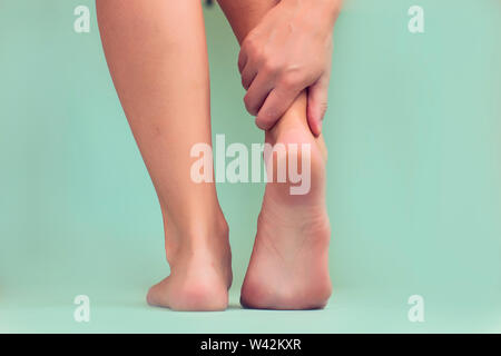 Frau fühlt sich starken Fußschmerz isoliert. Menschen, Gesundheitswesen und Medizin Konzept Stockfoto
