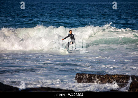 Surfen in Australien, man surft auf einem wintertag am nördlichen Strände von Sydney, Australien Stockfoto