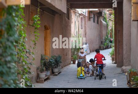 Urumqi, China Autonome Region Xinjiang Uygur. 6. Juli, 2019. Kinder spielen in der Altstadt von Kashgar, Nordwesten Chinas Autonome Region Xinjiang Uygur, 6. Juli 2019. Kinder in Xinjiang genießen ihre Sommerferien. Credit: Zhao Ge/Xinhua/Alamy leben Nachrichten Stockfoto