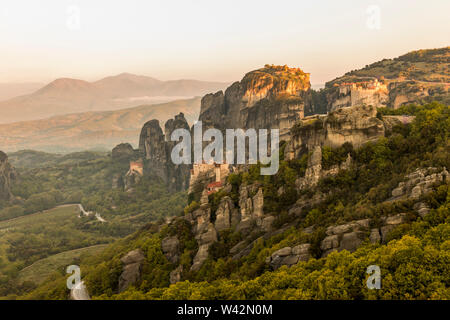Meteora, Griechenland. Sonnenaufgang am byzantinischen Klöster Varlaam und große Wort meteoron in den Felsen von Meteora in Kalambaka Stockfoto