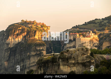 Meteora, Griechenland. Sonnenaufgang am byzantinischen Klöster Varlaam und große Wort meteoron in den Felsen von Meteora in Kalambaka Stockfoto