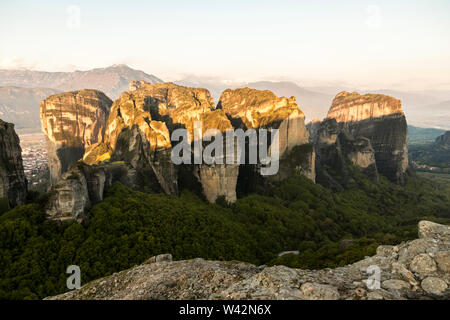 Meteora, Griechenland. Sonnenaufgang am byzantinischen Klöster in den Felsen von Meteora in Kalambaka Stockfoto