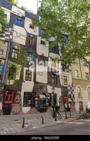 Ein Blick auf die Straße des Museum Hundertwasser in Wien, Österreich an einem sonnigen Sommertag Stockfoto