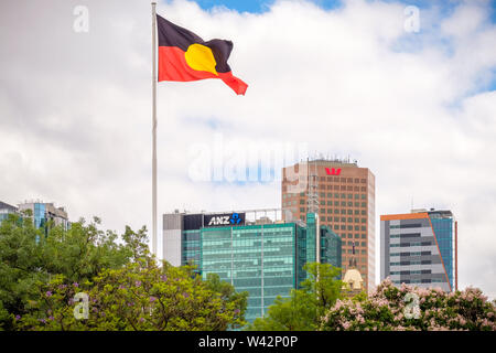 Adelaide CBD, Australien - November 18, 2017: Australian Aboriginal flag waving über die Skyline der Stadt vom Victoria Square an einem Tag gesehen Stockfoto