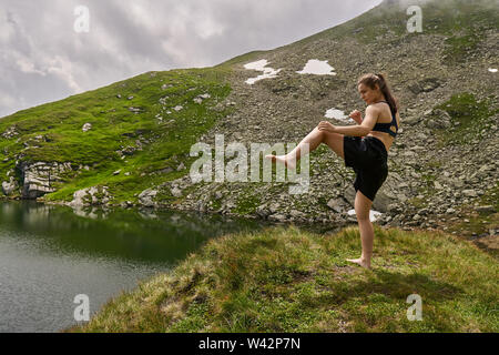 Kickboxer Mädchen Training an einem See in den Bergen Stockfoto