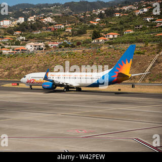 Jet2 PKW Flugzeug auf der Landebahn am Flughafen Funchal auf Madeira fertig zum Abheben. Stockfoto