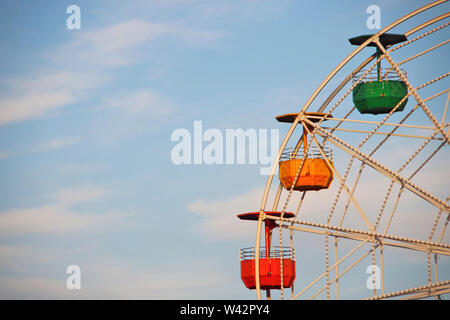 Mehrfarbige Riesenrad in einen Vergnügungspark. Stockfoto