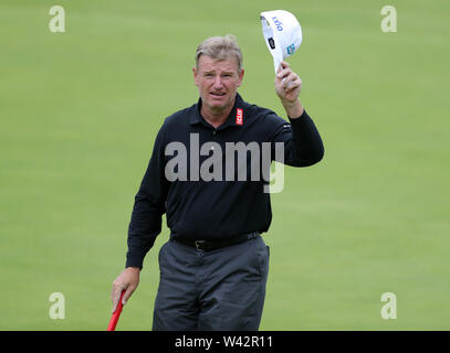 Südafrika Ernie Els auf der 18 bei Tag zwei der Open Championship 2019 im Royal Portrush Golf Club. Stockfoto