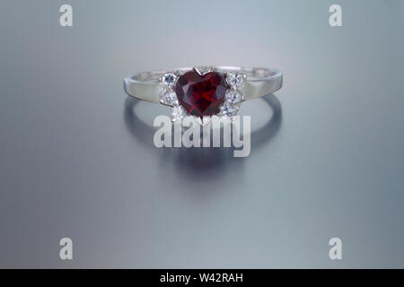 Dieser Ring hat Diamanten ein Herz rot Granat in White Gold. Stockfoto